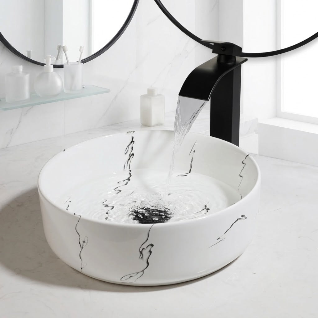 Encre, vasque ronde en céramique blanche veinée d'encre noire avec robinet et bonde, vue d'ensemble