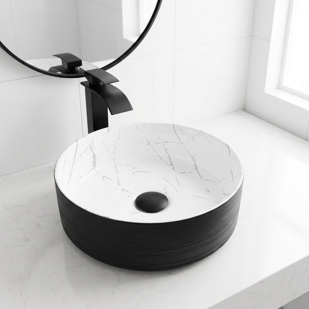 Ardoise, vasque ronde en céramique intérieur marbré et extérieur noir strié avec robinet et bonde, vue d'ensemble