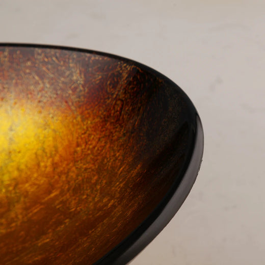 Braise, vasque ovale en verre trempé ambre, détail du dégradé ambre et cuivre à l'intérieur du bassin