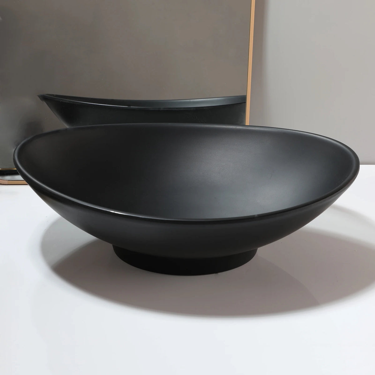 Sable, vasque ovale en résine de pierre noir mat, vue de profil