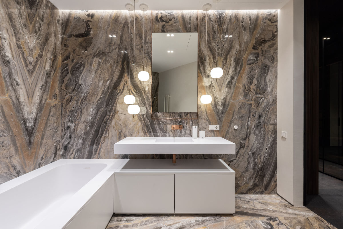Salle de bains en marbre veiné avec meuble vasque suspendu blanc et miroir
