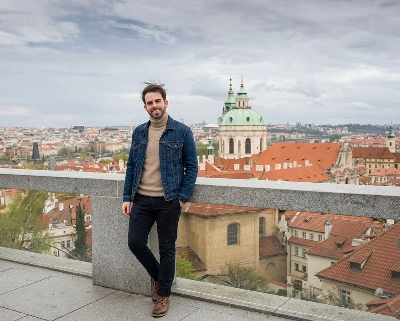 Jérôme, fondateur de VELORA, sur une terrasse de Prague avec vue sur les toits de la ville